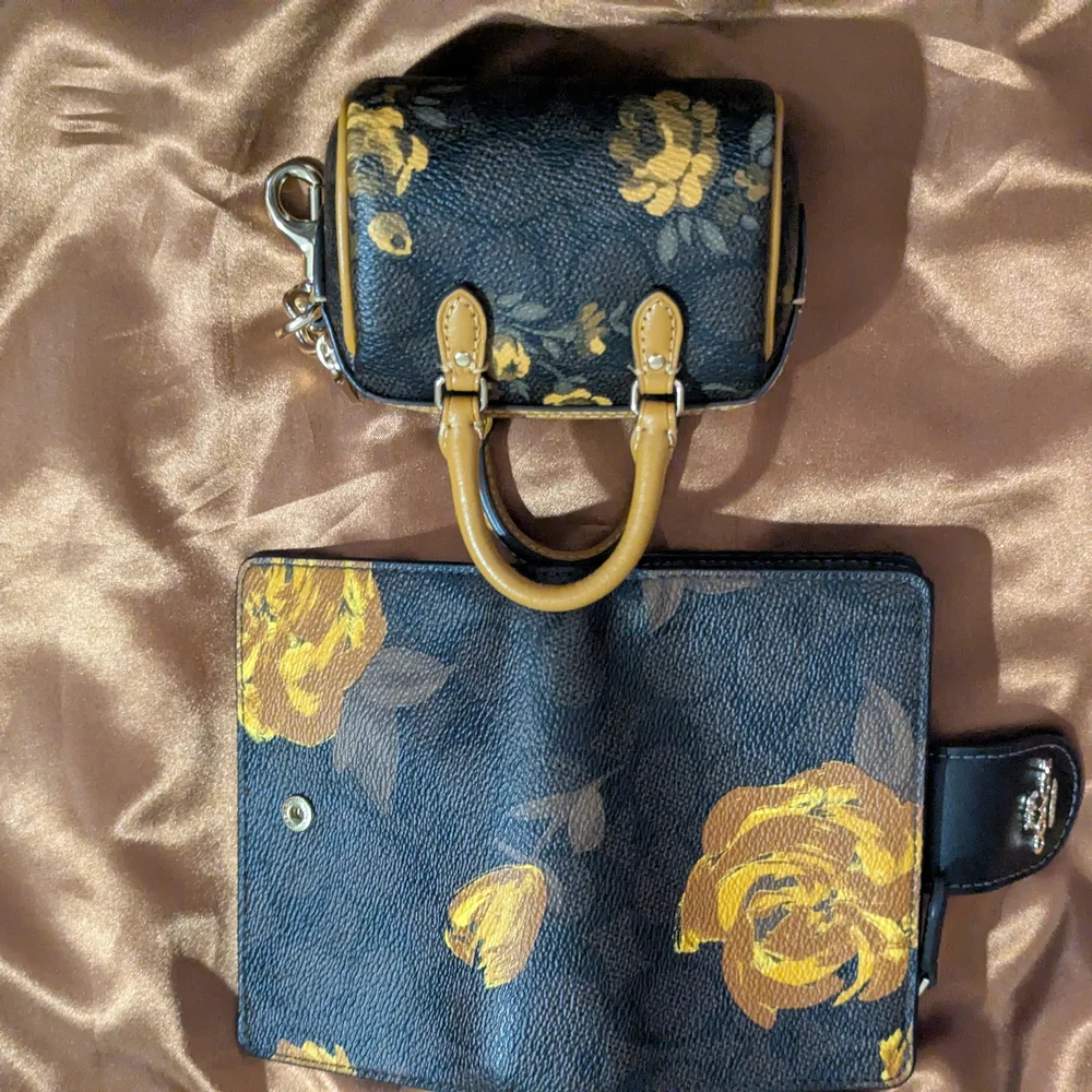 SOLD❌Coach Black and Yellow Floral Wallet Only - Picture 3 of 3